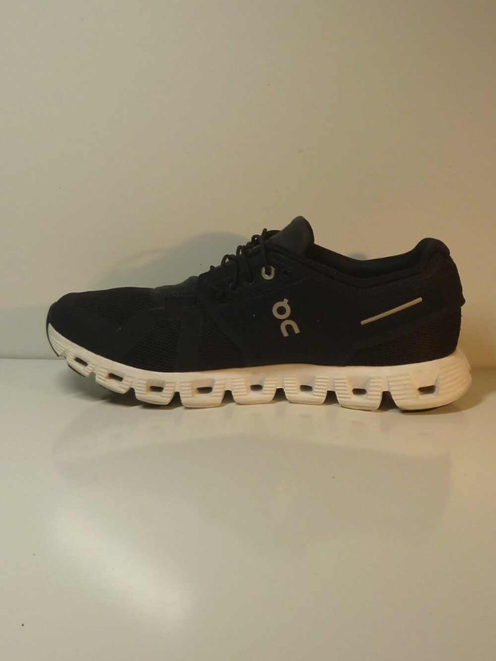 On Cloud 5 Running Shoes Black White Women's Size 8.5 - Picture 5 of 11